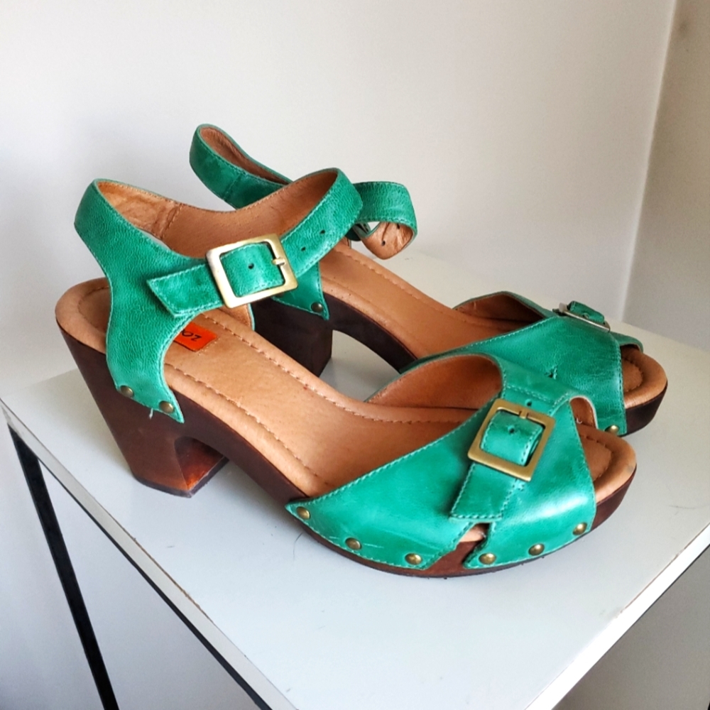 Mizz Mooz All Leather platform heel green Leather sandal size 7.5